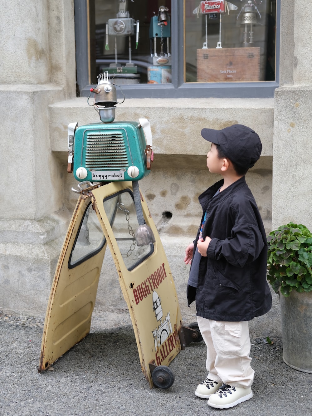 「LOWRYS FARMのアイテム（トレンチコート、ブラック系）」を使った、housebabypresleyさん（キッズ・100cm）の冬コーディネートの2枚目の写真