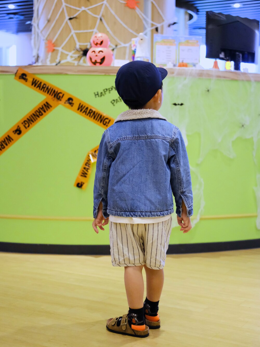 「ZARA KIDSのアイテム（デニムジャケット、ブルー系）」を使った、housebabypresleyさん（キッズ・90cm）の秋コーディネートの2枚目の写真