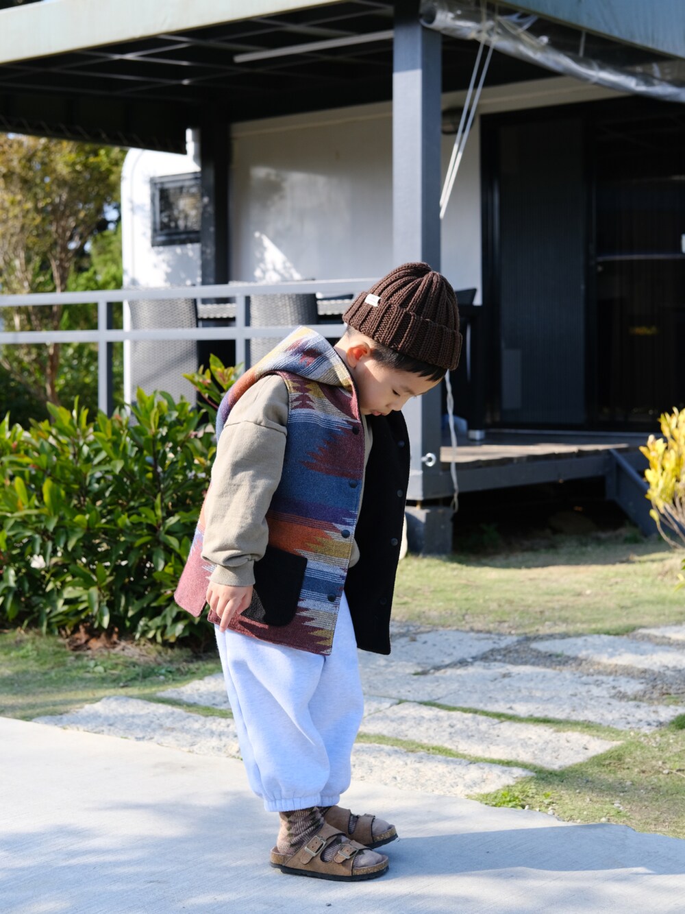 「camping」｜「韓國子供服のアイテム（ニットキャップ/ビーニー、ブラウン系）」を使った、housebabypresleyさん（キッズ・100cm）の冬コーディネートの2枚目の写真