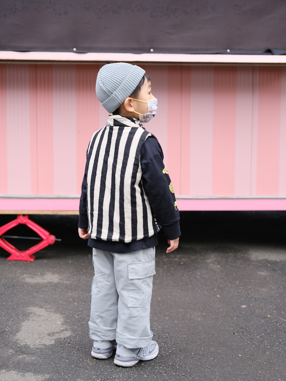 「UNITED ARROWSのアイテム（Tシャツ/カットソー、ブラック系）」を使った、housebabypresleyさん（キッズ・100cm）の冬コーディネートの2枚目の写真
