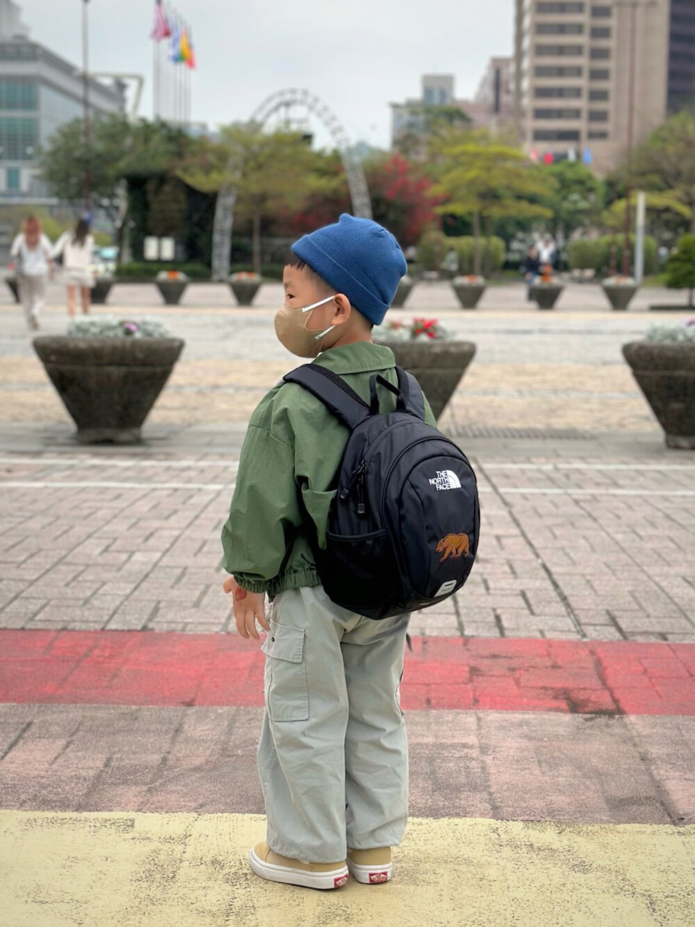 「the Roy 🇰🇷のアイテム（ノーカラージャケット、グリーン系）」を使った、housebabypresleyさん（キッズ・100cm）の春コーディネートの2枚目の写真