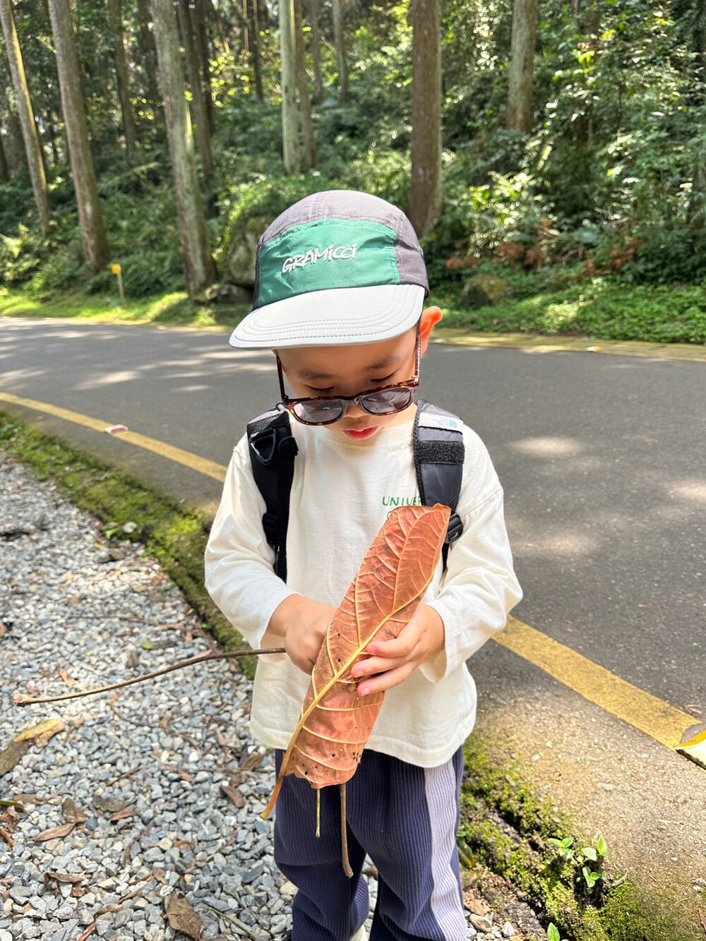 「UNIVERSAL OVERALLのアイテム（Tシャツ/カットソー、ホワイト系）」を使った、housebabypresleyさん（キッズ・100cm）の春コーディネートの2枚目の写真