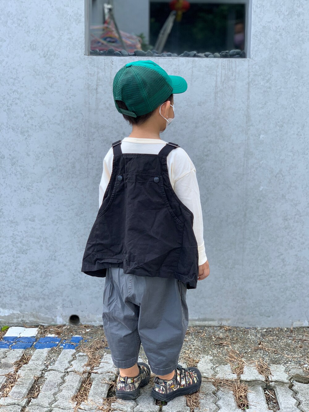 「BREEZEのアイテム（キャップ、グリーン系）」を使った、housebabypresleyさん（キッズ・100cm）の秋コーディネートの2枚目の写真