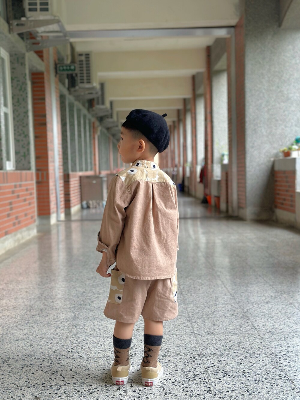 「VANSのアイテム（スニーカー、ベージュ系）」を使った、housebabypresleyさん（キッズ・100cm）の春コーディネートの2枚目の写真