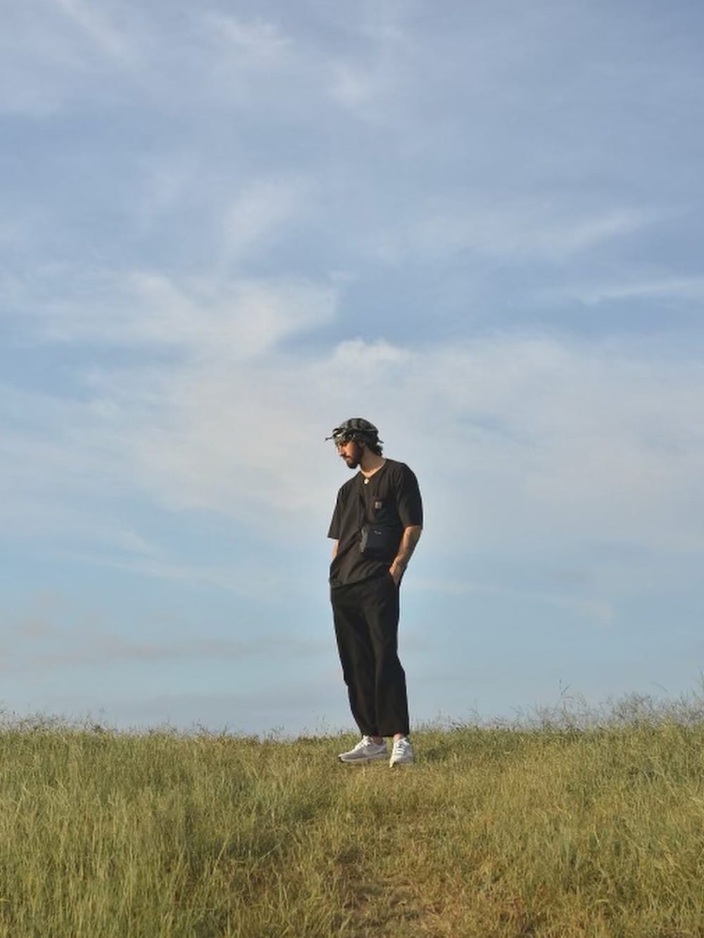 ブラック系のTシャツ/カットソー、ブラック系のショルダーバッグを着用したメンズの秋コーディネートの3枚目の写真