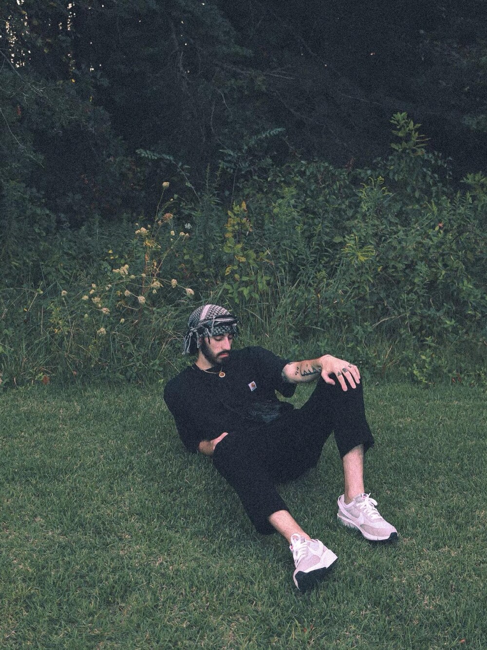 ブラック系のTシャツ/カットソー、ブラック系のショルダーバッグを着用したメンズの秋コーディネートの4枚目の写真