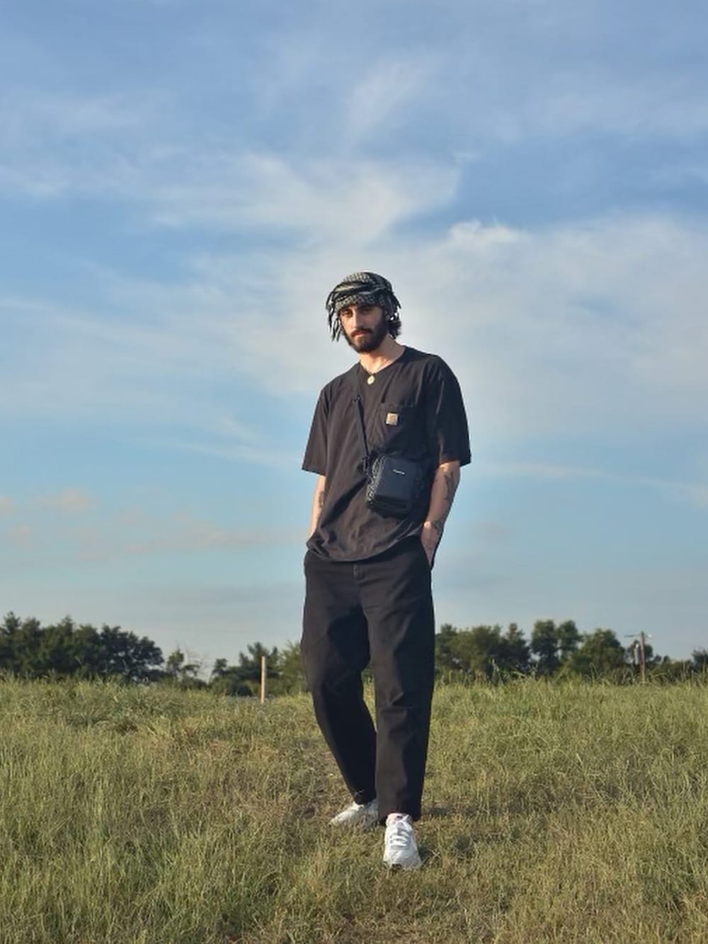 ブラック系のTシャツ/カットソー、ブラック系のショルダーバッグを着用したメンズの秋コーディネートの2枚目の写真