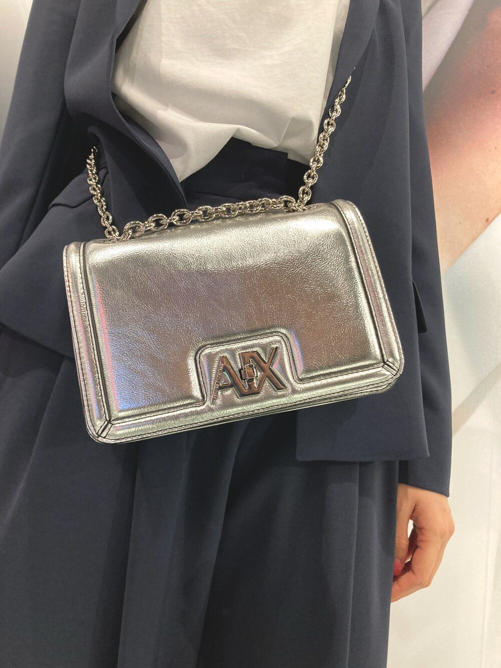 「AXchanger、AXchange、アルマーニエクスチェンジ、ジャケットスタイル、高身長女子、スニーカー」｜「ARMANI EXCHANGEの【A|X アルマーニ エクスチェンジ】レースアップスニーカー（スニーカー、ホワイト系）」を使った、naobeさん（レディース・169cm）の春コーディネートの2枚目の写真