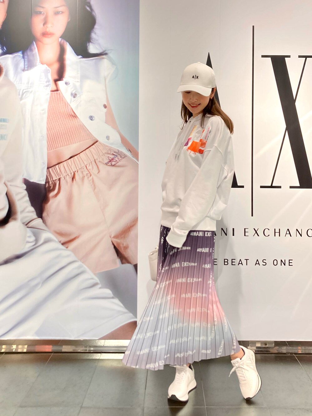 「ビックシルエット、パーカー、メンズアイテム、メンズファッション、キャップ、プリーツスカート、スニーカー、AXchanger、AXchange、アルマーニエクスチェンジ、春夏コーデ、カジュアルコーデ」|「ARMANI EXCHANGEの【A|X アルマーニ エクスチェンジ】グラデーション ロングスカート(スカート、その他)」を使った、naobeさん(レディース・169cm)の夏コーディネートの2枚目の写真
