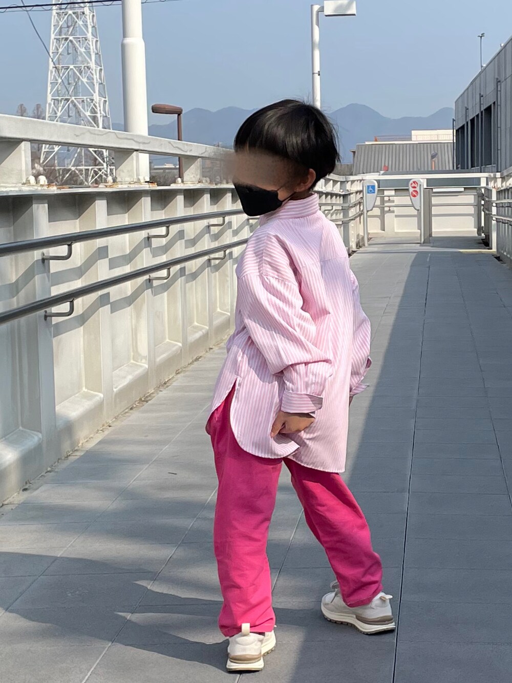 ピンク系のその他パンツ、ピンク系のシャツ/ブラウス、ホワイト系のスニーカーを着用したキッズの春コーディネートの2枚目の写真