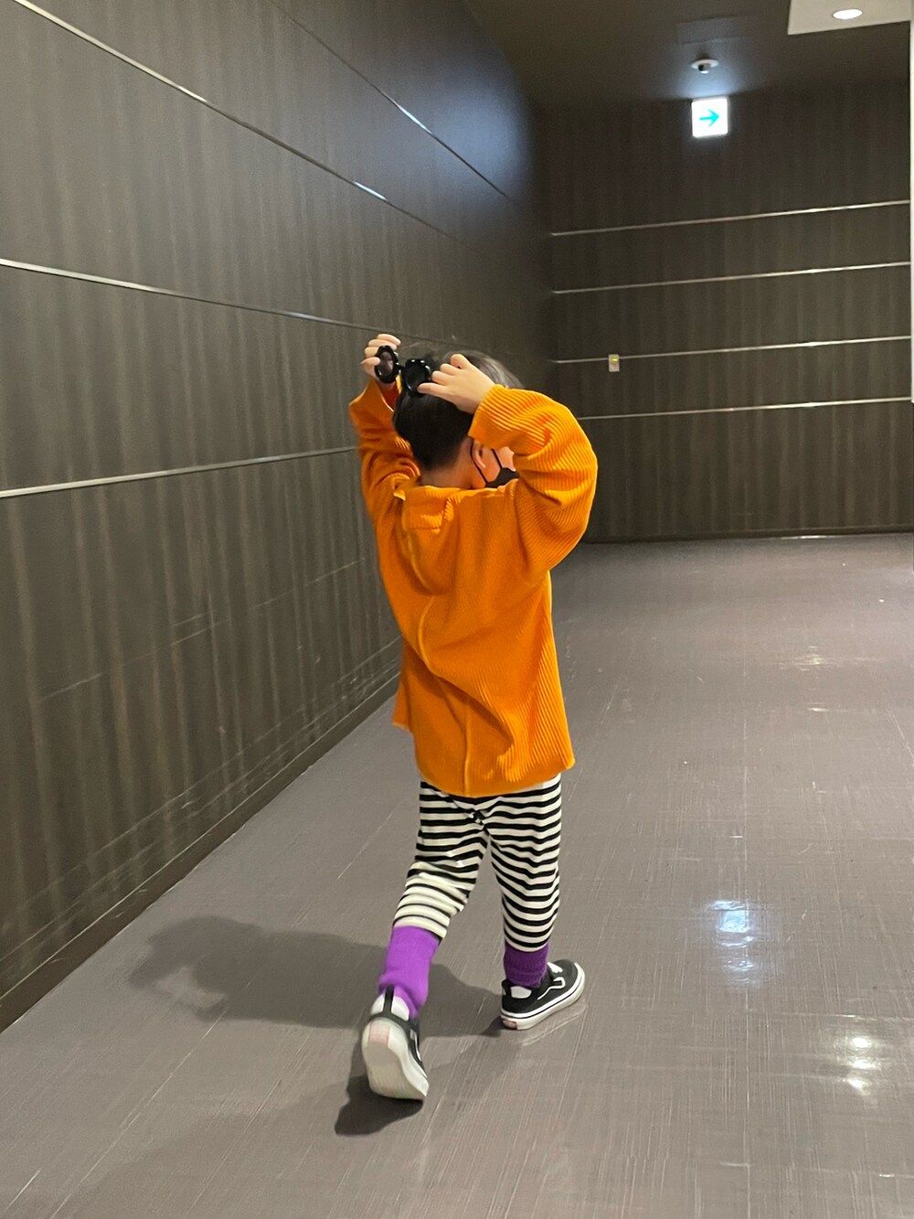 「WEARハロウィン2022、秋コーデ、キッズコーデ、スニーカー、オレンジ、ローリーズファームキッズ、ボーダー、キッズファッション、ハロウィンコーデ、ハッピーハロウィン、男の子コーデ、男の子、5歳、カジュアル」|「LOWRYS FARMのリブレギンス 927449(レギンス/スパッツ、ホワイト系)」を使った、Keeちゃん🐟ˊ˗さん(キッズ・120cm)の秋コーディネートの2枚目の写真