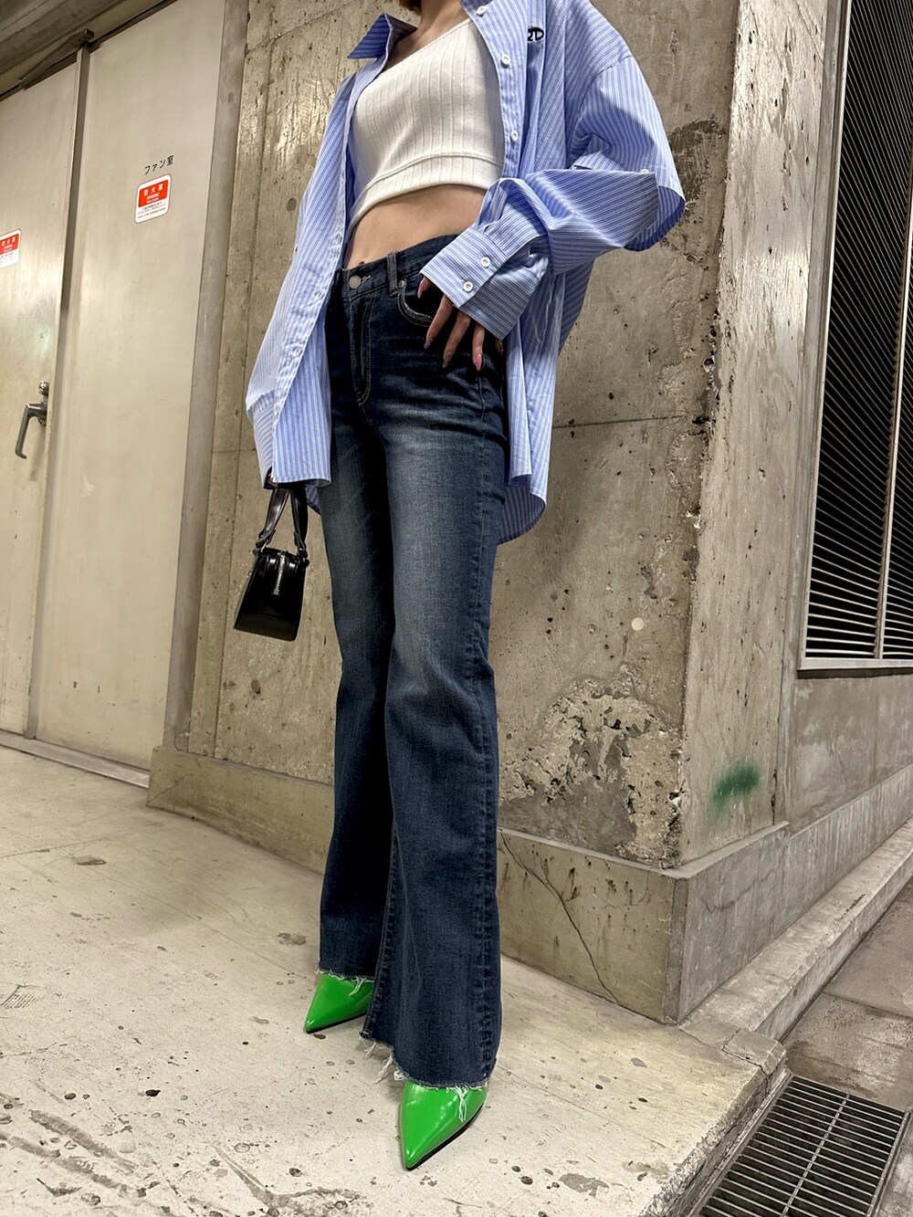 その他のシャツ/ブラウス、ブルー系のデニムパンツ、グリーン系のパンプスを着用したレディースの春コーディネートの3枚目の写真