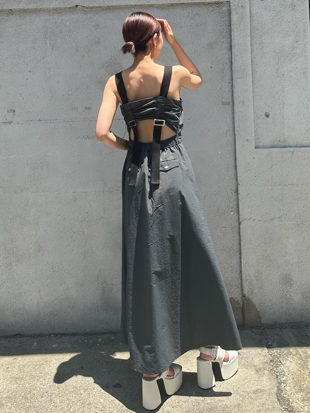 ブルー系のワンピース、ホワイト系のサンダルを着用したレディースの夏コーディネートの3枚目の写真