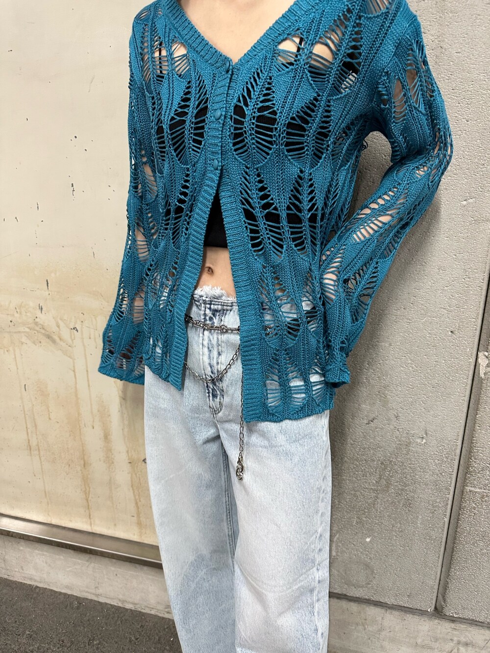 ブルー系のカーディガン/ボレロ、ブルー系のデニムパンツを着用したレディースの春コーディネートの2枚目の写真