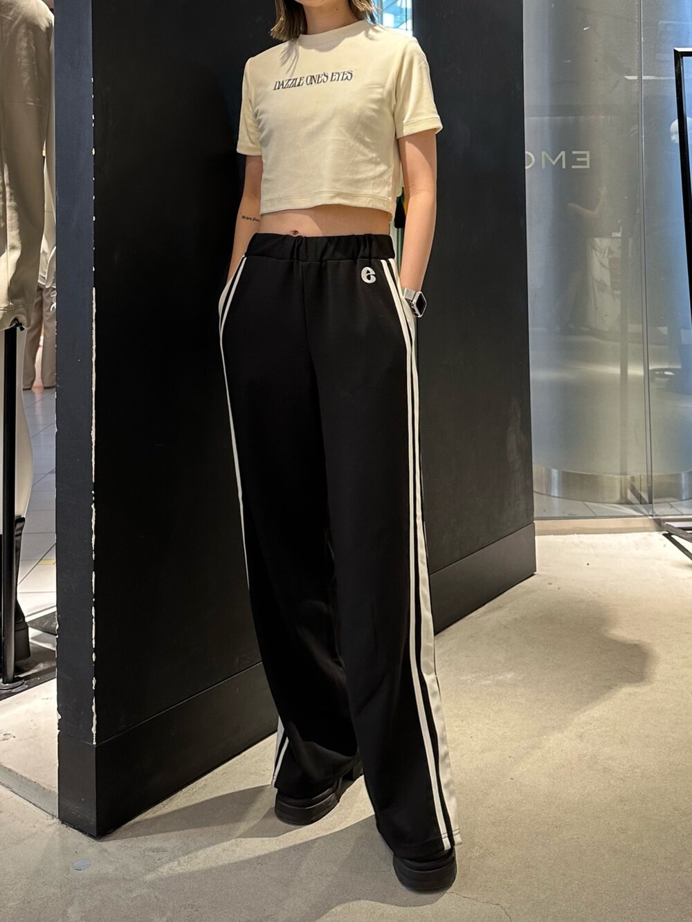 ホワイト系のTシャツ/カットソー、ブラック系のその他パンツ、ブラック系のサンダルを着用したレディースの夏コーディネートの4枚目の写真