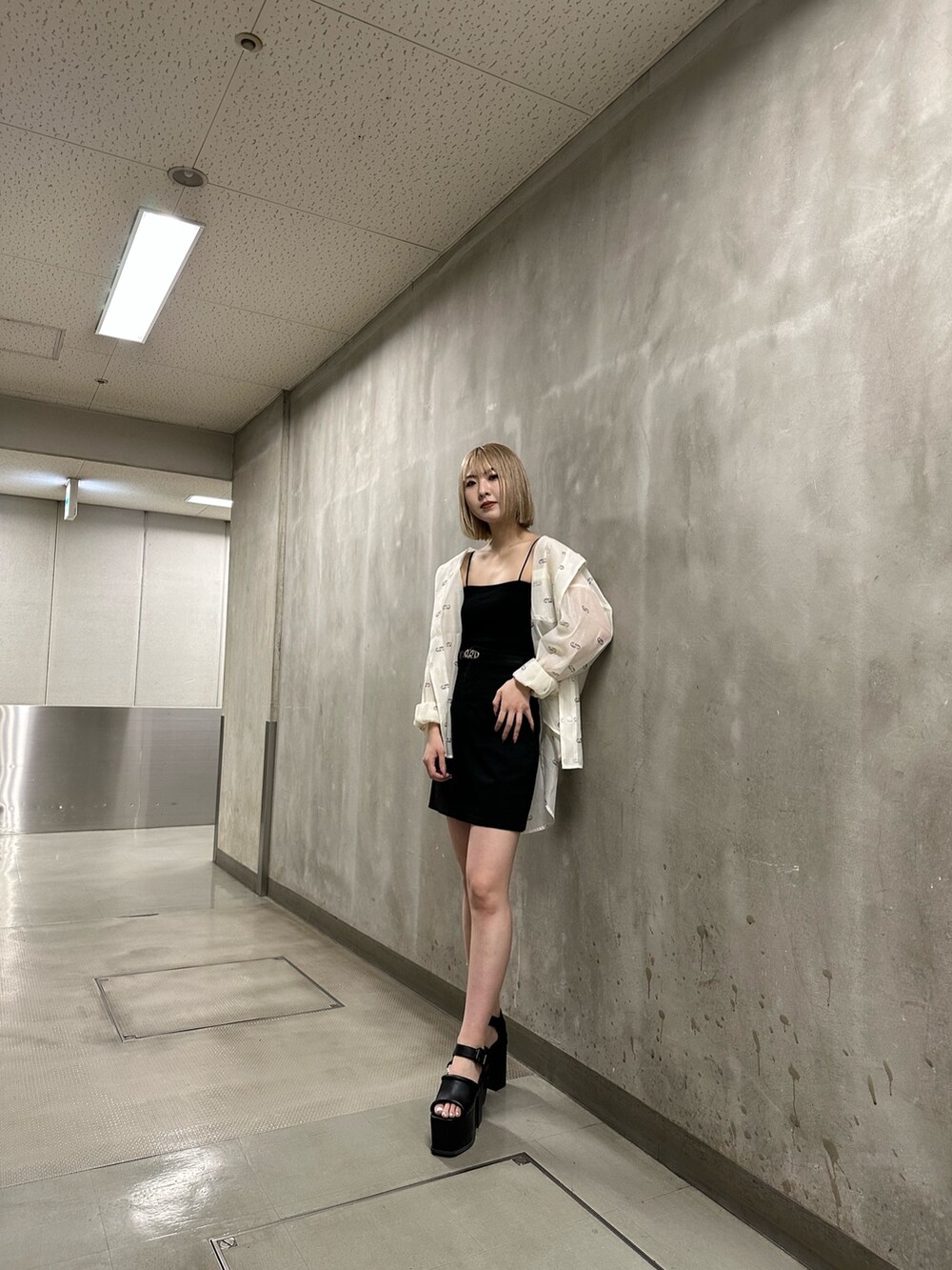 ホワイト系のシャツ/ブラウス、ブラック系のサンダルを着用したレディースの春コーディネートの3枚目の写真