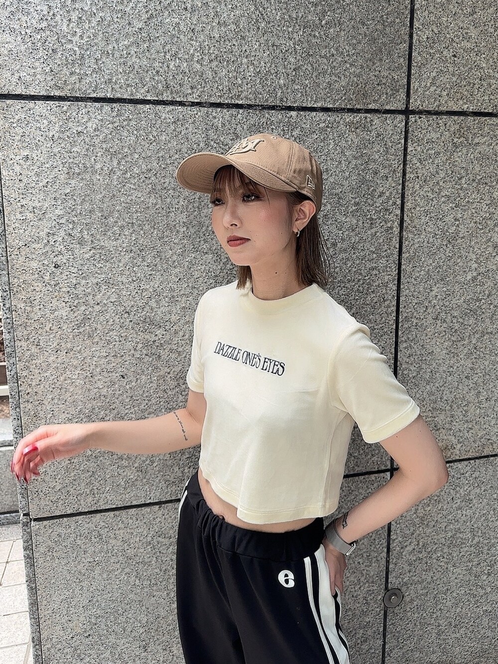 ホワイト系のTシャツ/カットソー、ブラック系のその他パンツ、ブラック系のサンダルを着用したレディースの夏コーディネートの3枚目の写真
