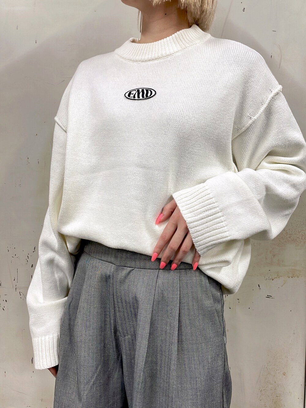 ホワイト系のニット/セーター、グレー系のその他パンツ、ブラック系のニットキャップ/ビーニーを着用したレディースの冬コーディネートの2枚目の写真