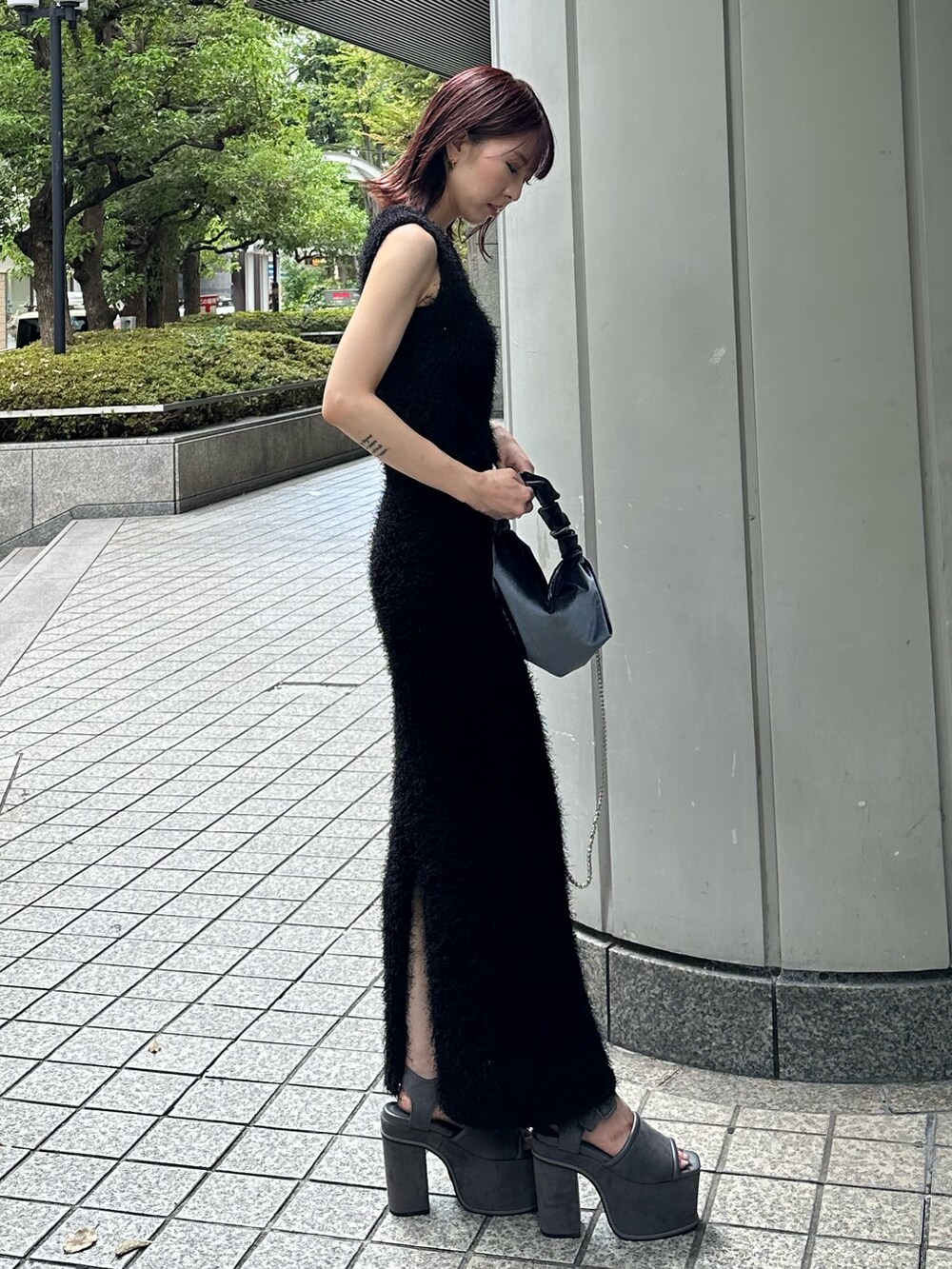 ブラック系のタンクトップ、ブラック系のスカート、グレー系のサンダルを着用したレディースの夏コーディネートの2枚目の写真