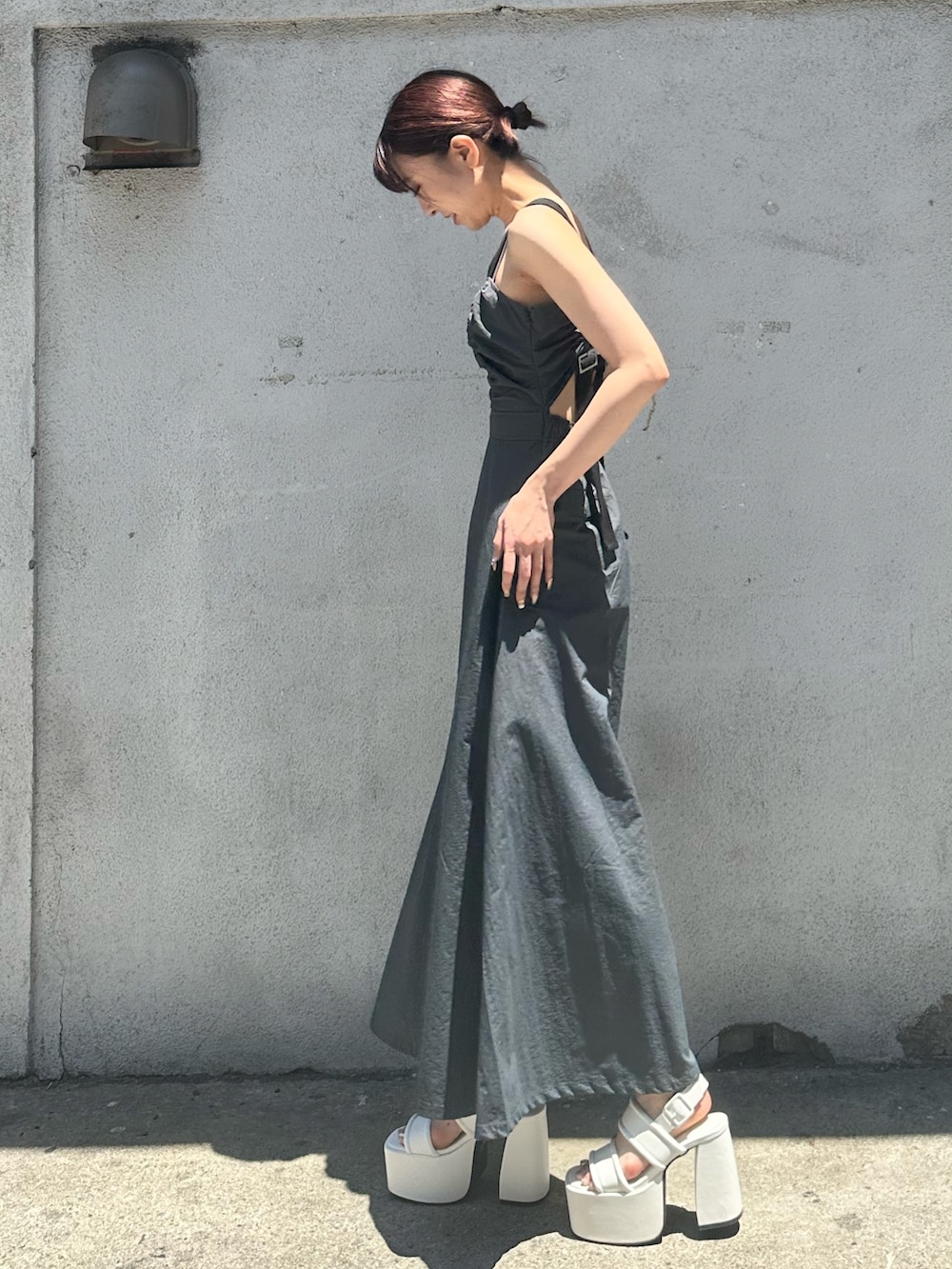 ブルー系のワンピース、ホワイト系のサンダルを着用したレディースの夏コーディネートの2枚目の写真