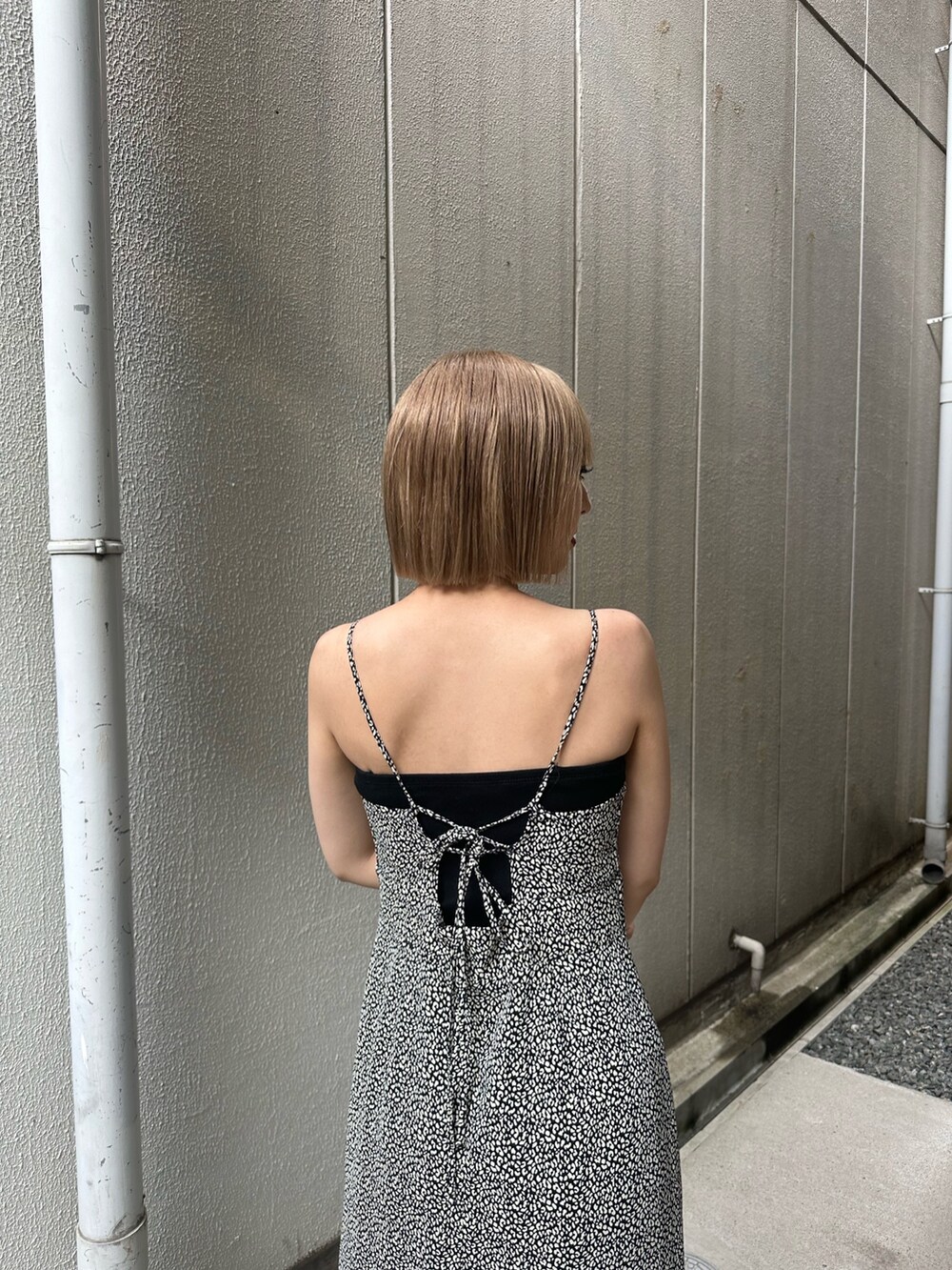 その他のワンピース、ブラック系のサンダルを着用したレディースの春コーディネートの3枚目の写真