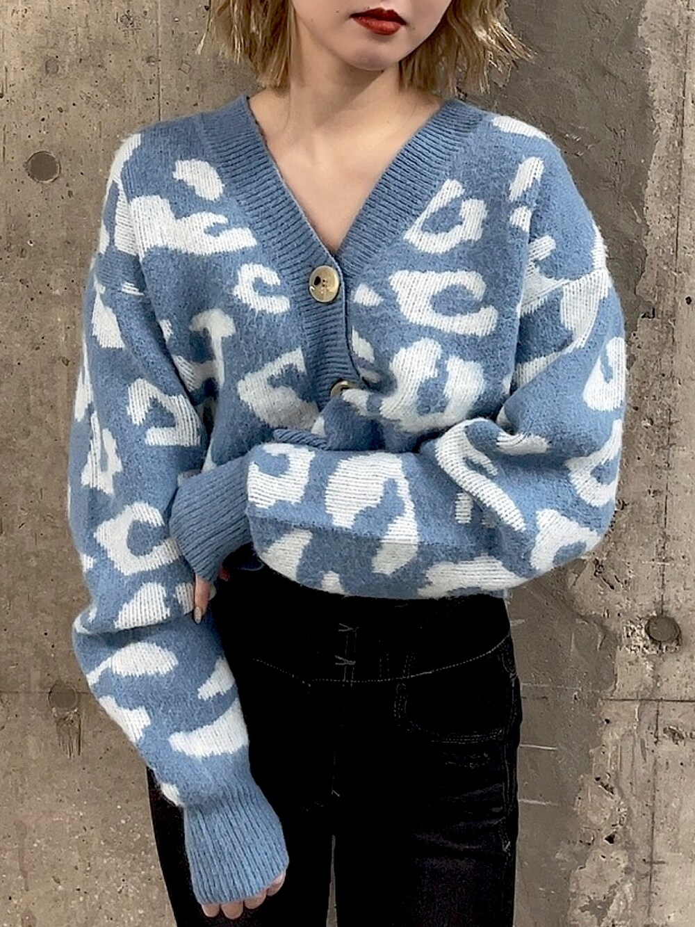 ブルー系のカーディガン/ボレロ、ブラック系のデニムパンツを着用したレディースの冬コーディネートの2枚目の写真