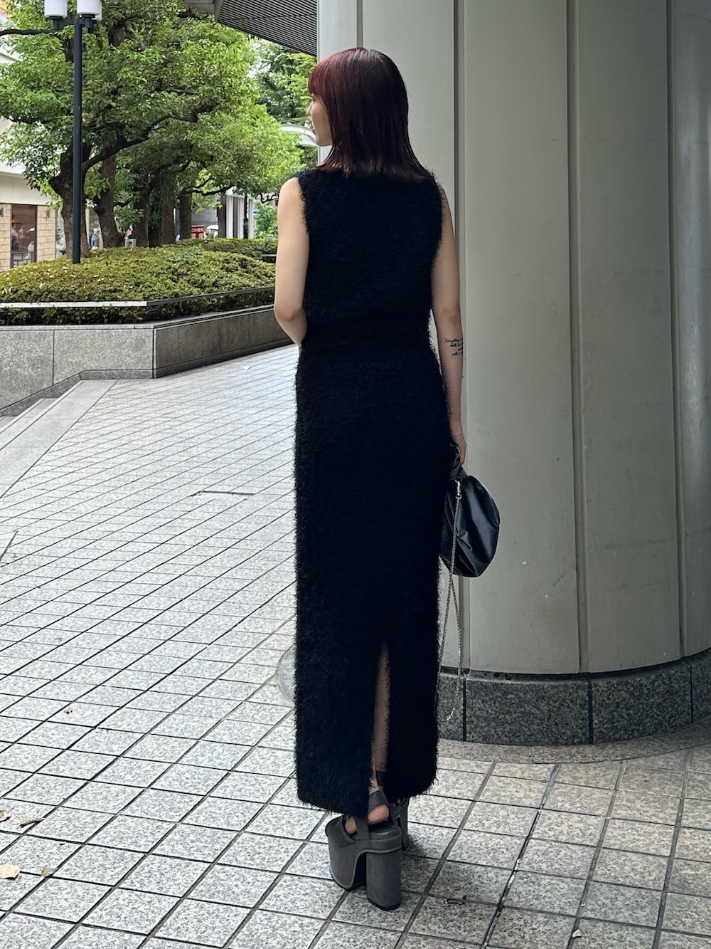 ブラック系のタンクトップ、ブラック系のスカート、グレー系のサンダルを着用したレディースの夏コーディネートの3枚目の写真