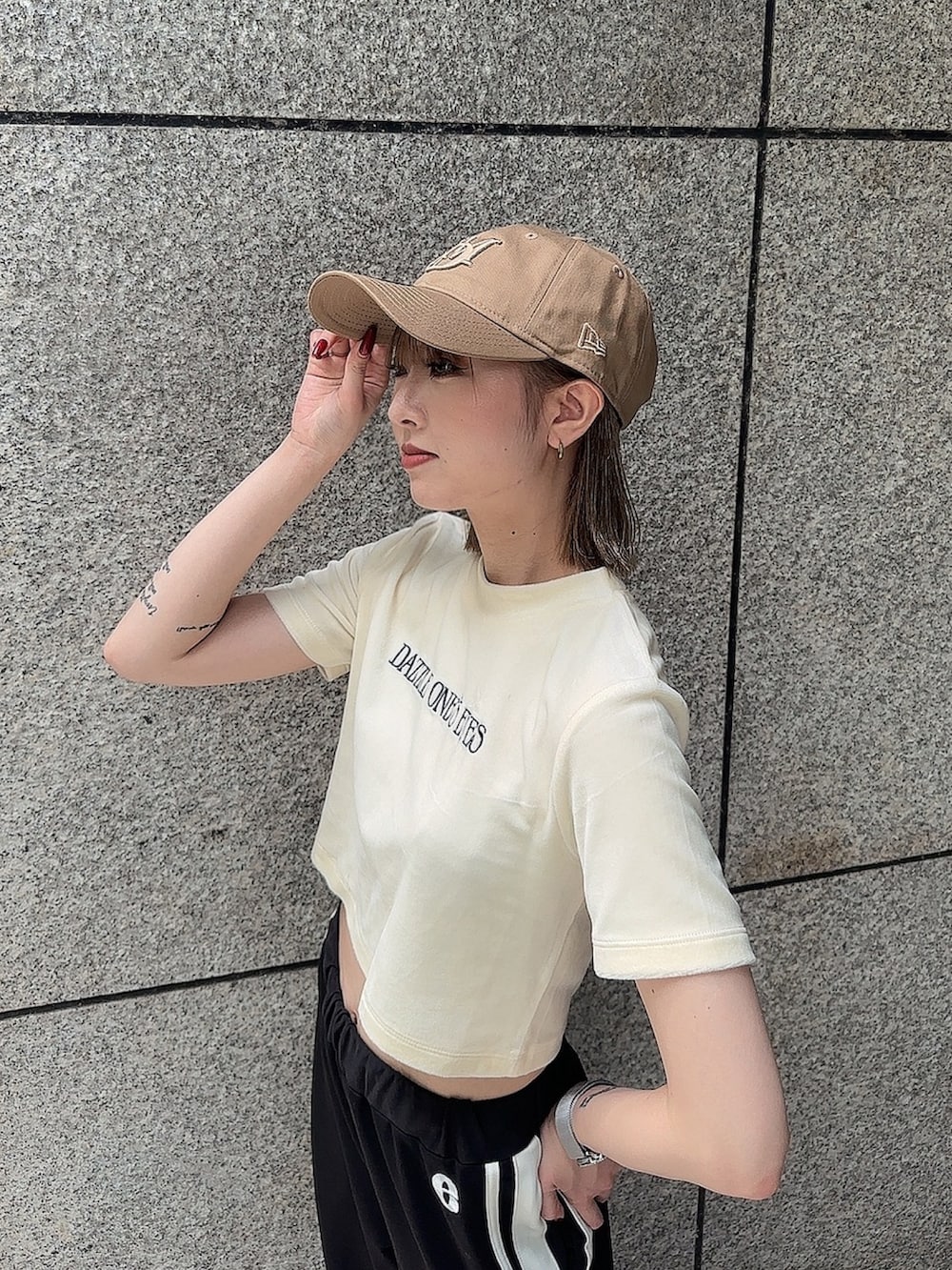 ホワイト系のTシャツ/カットソー、ブラック系のその他パンツ、ブラック系のサンダルを着用したレディースの夏コーディネートの2枚目の写真