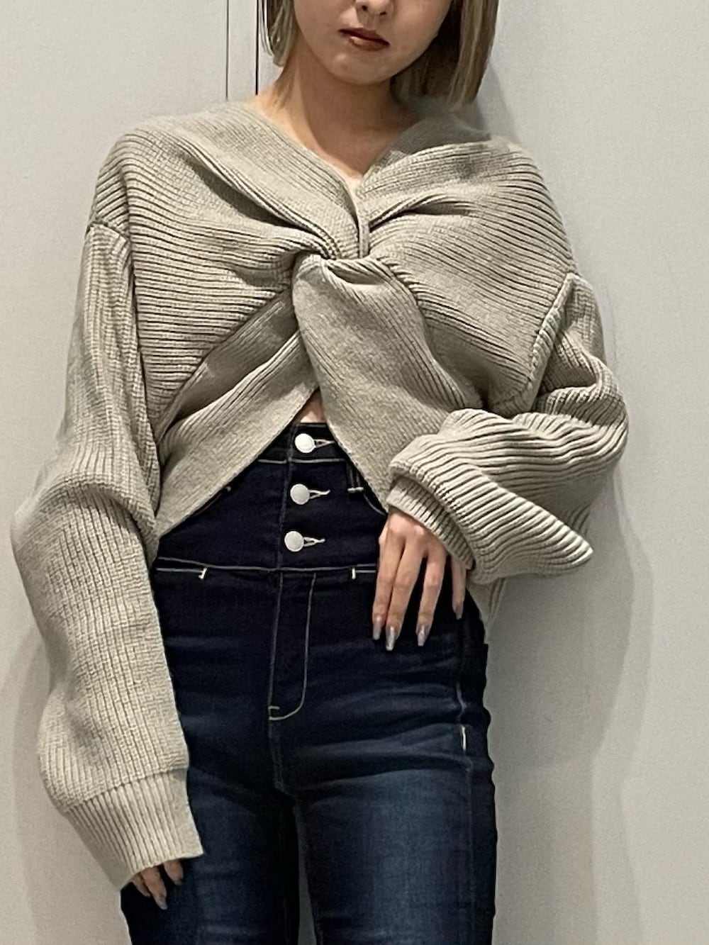 ブルー系のデニムパンツ、ブラック系のブーツを着用したレディースの秋コーディネートの2枚目の写真