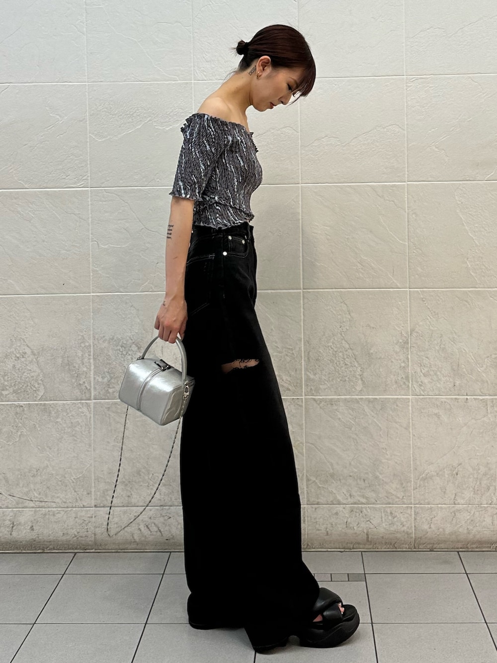 その他のTシャツ/カットソー、ブラック系のデニムパンツ、ブラック系のサンダルを着用したレディースの夏コーディネートの2枚目の写真