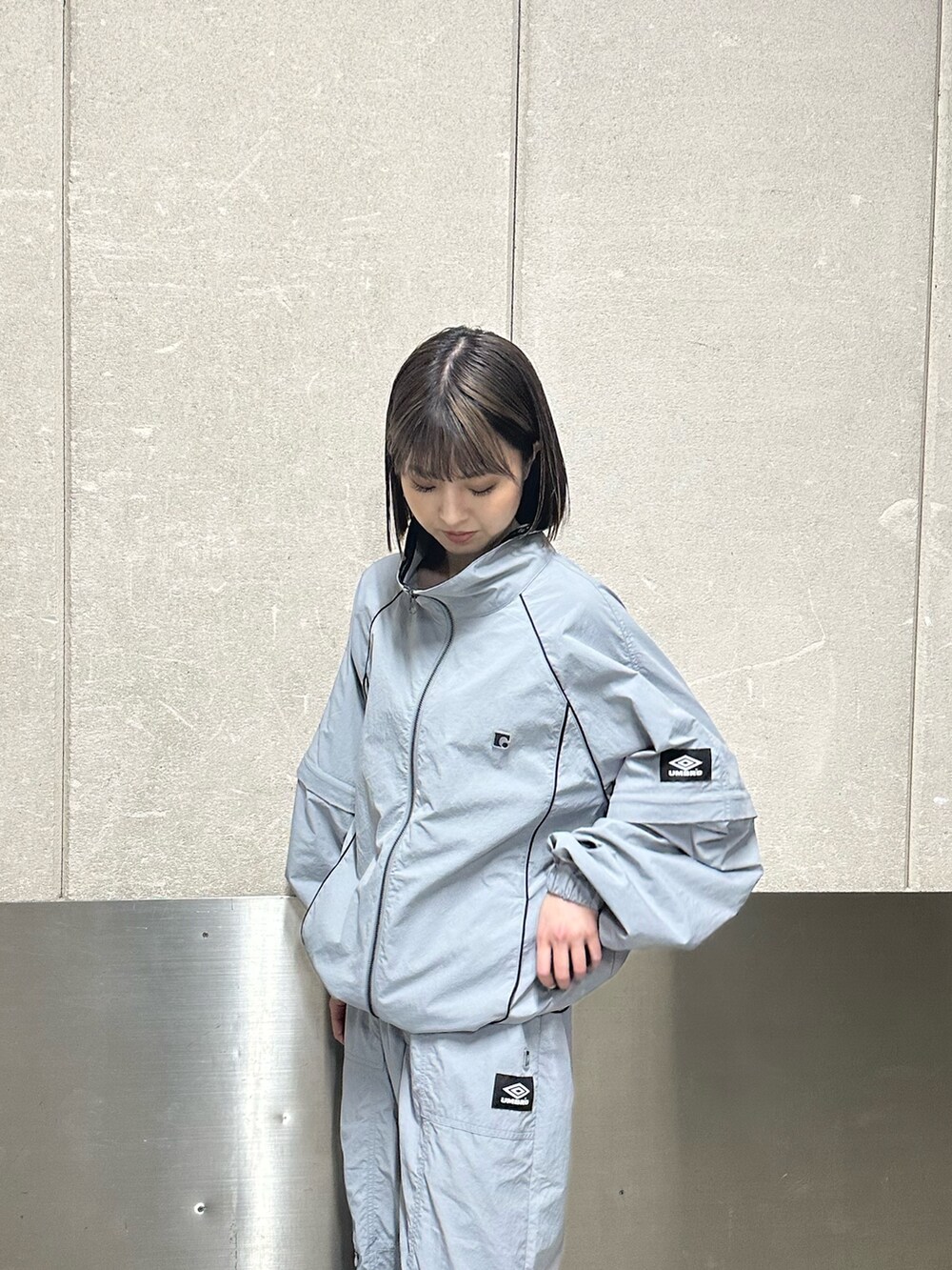 グレー系のブルゾン、グレー系のその他パンツを着用したレディースの春コーディネートの2枚目の写真