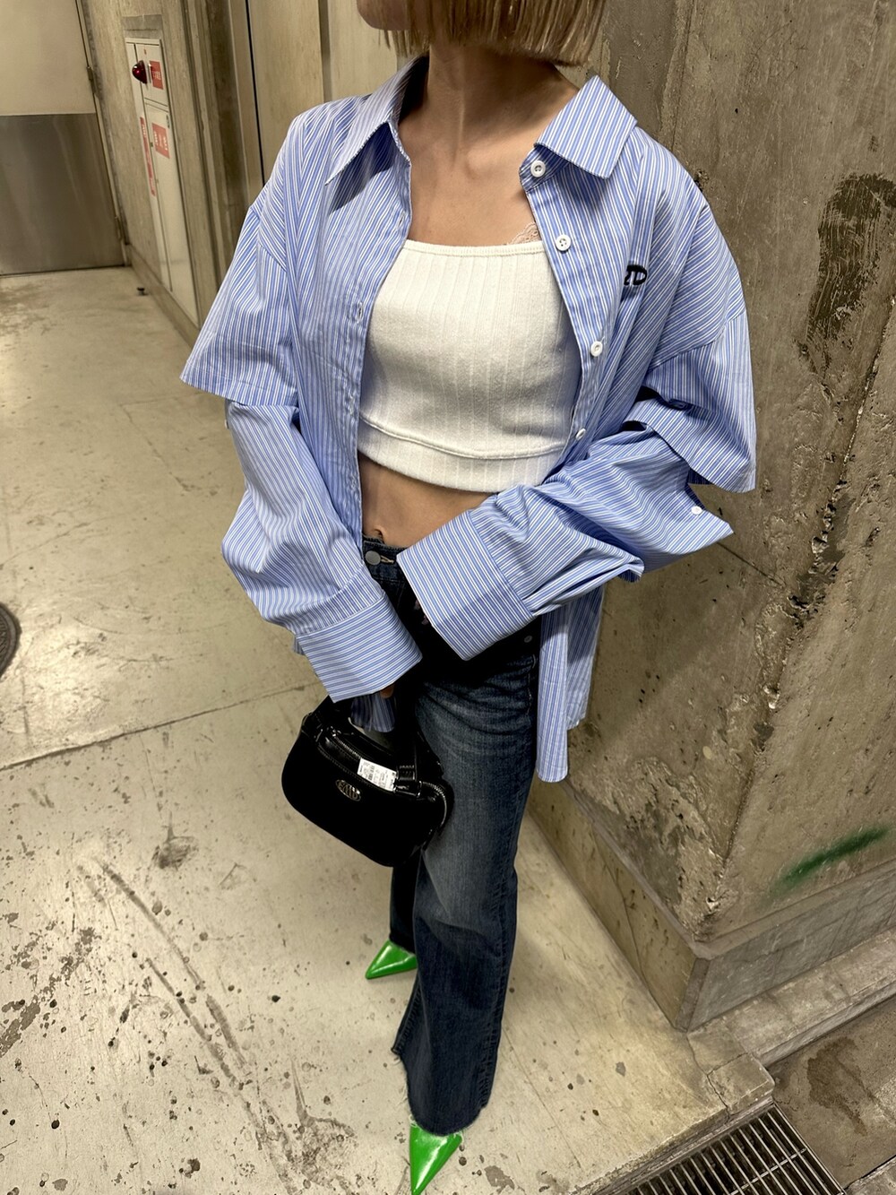 その他のシャツ/ブラウス、ブルー系のデニムパンツ、グリーン系のパンプスを着用したレディースの春コーディネートの2枚目の写真