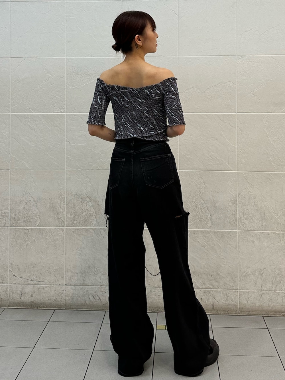 その他のTシャツ/カットソー、ブラック系のデニムパンツ、ブラック系のサンダルを着用したレディースの夏コーディネートの3枚目の写真