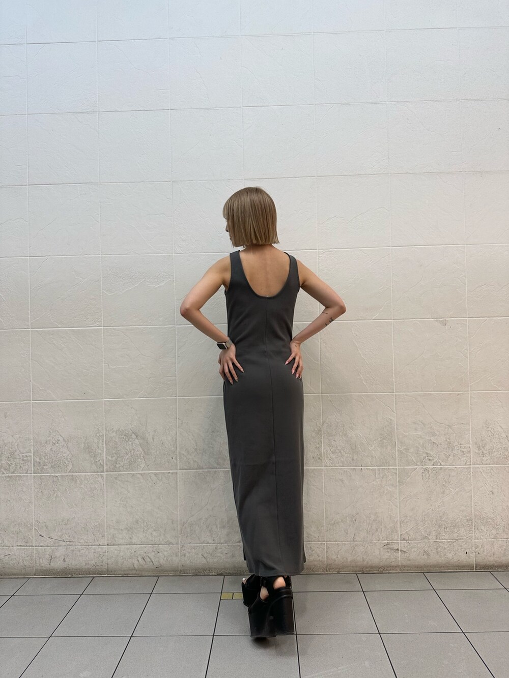 グレー系のワンピースを着用したレディースの春コーディネートの2枚目の写真