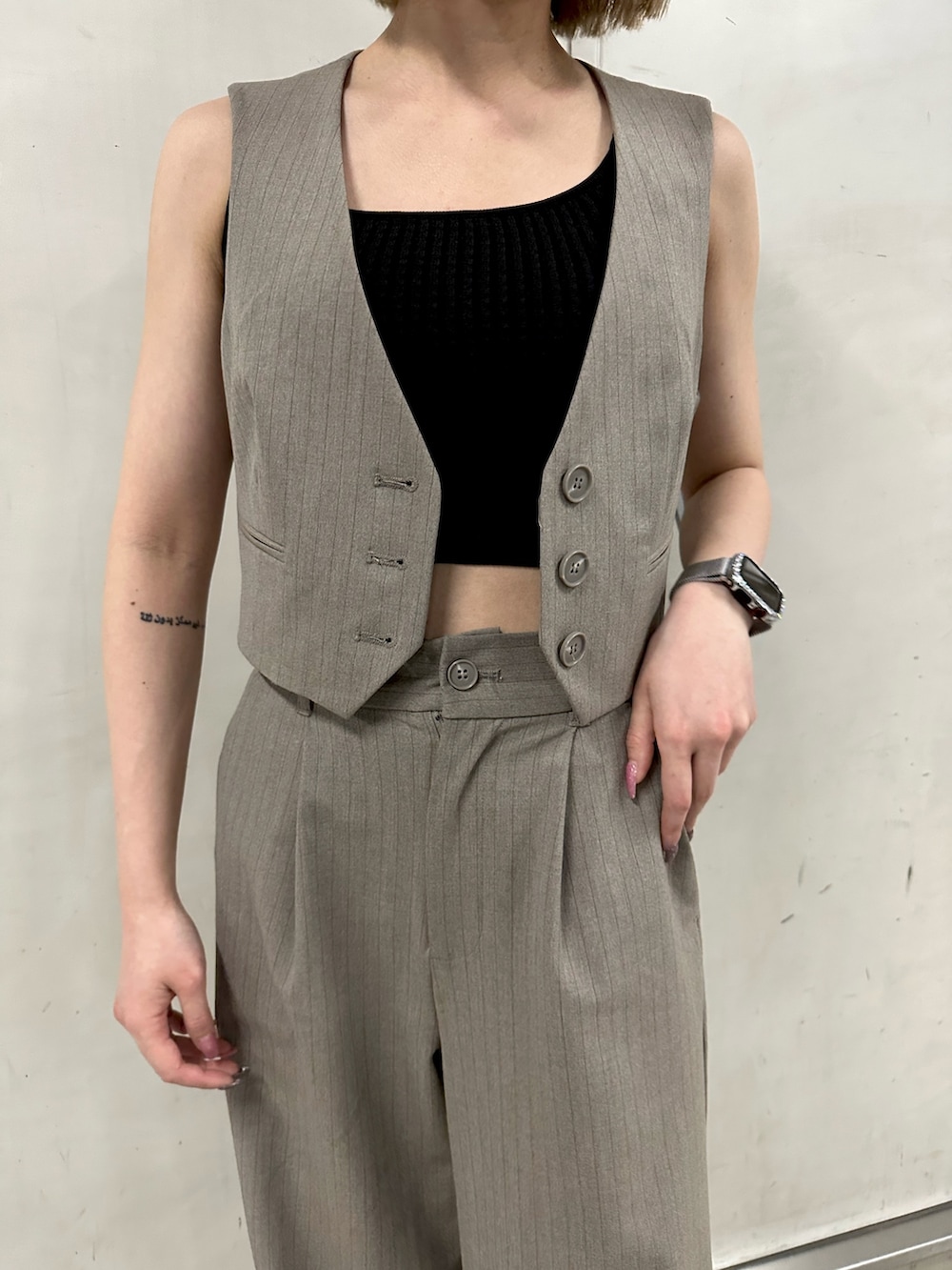 その他のベスト、その他のその他パンツ、ブラック系のサンダルを着用したレディースの春コーディネートの3枚目の写真