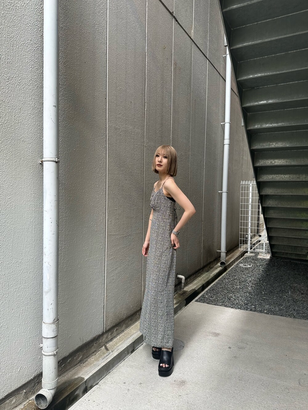 その他のワンピース、ブラック系のサンダルを着用したレディースの春コーディネートの2枚目の写真