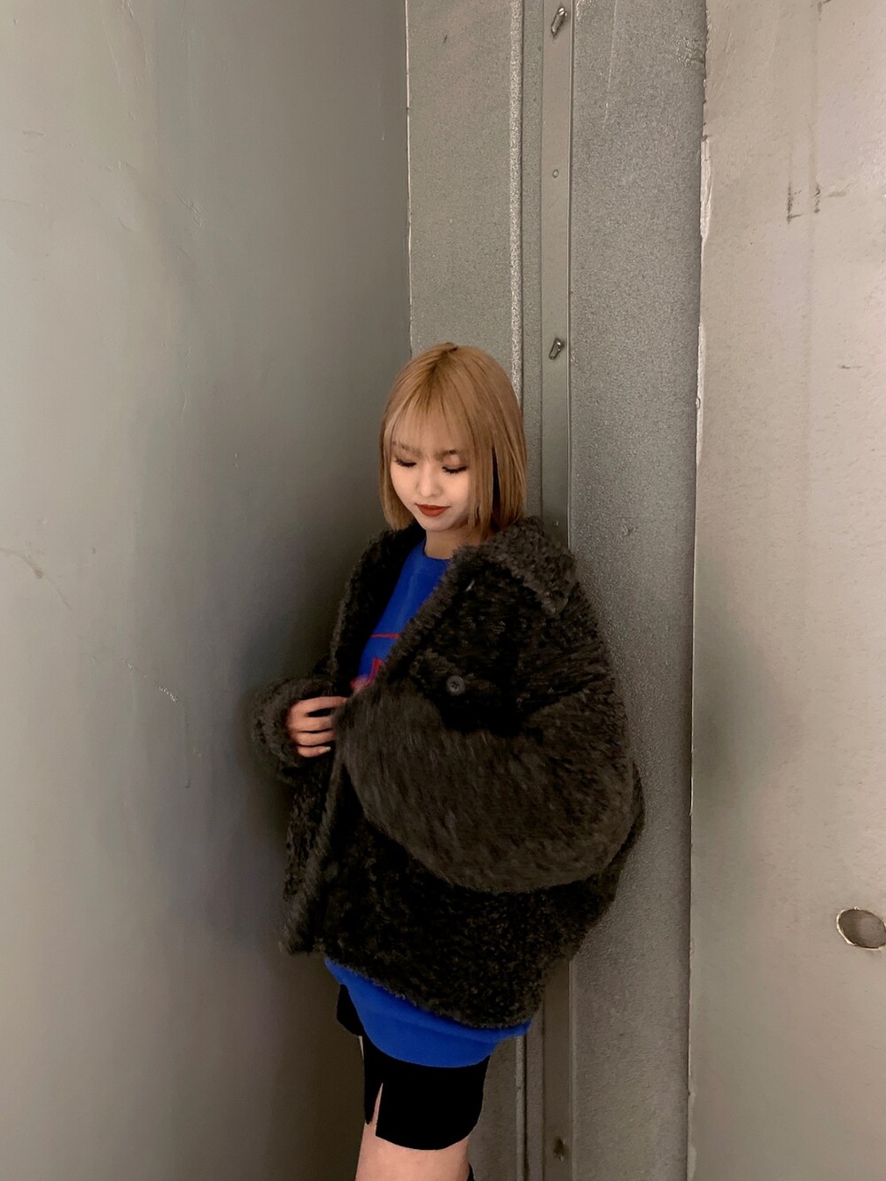 ブルー系のスウェット、ブラック系のブーツを着用したレディースの冬コーディネートの3枚目の写真