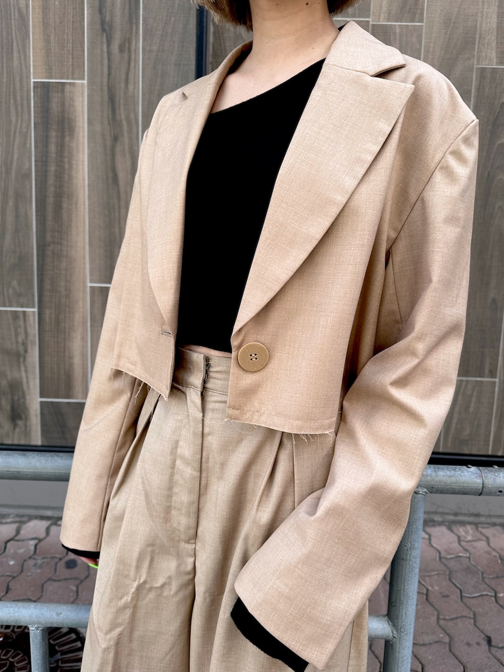 ブラック系のニット/セーター、ベージュ系のその他パンツ、ベージュ系のテーラードジャケットを着用したレディースの冬コーディネートの3枚目の写真