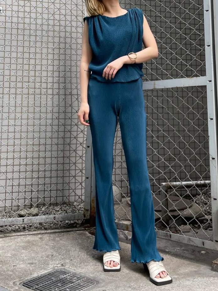 ブルー系のその他パンツ、ホワイト系のサンダル、ブルー系のTシャツ/カットソーを着用したレディースの春コーディネートの2枚目の写真