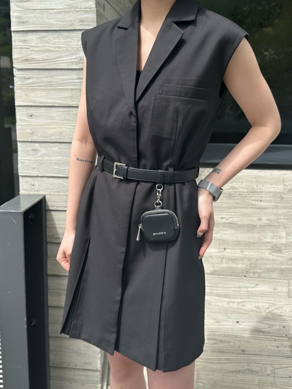 ブラック系のワンピース、ブラック系のサンダル、ブラック系のベルトを着用したレディースの春コーディネートの2枚目の写真