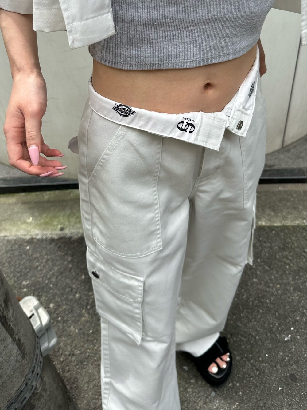 ホワイト系のカーゴパンツを着用したレディースの夏コーディネートの2枚目の写真