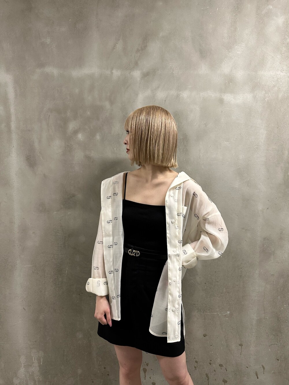 ホワイト系のシャツ/ブラウス、ブラック系のサンダルを着用したレディースの春コーディネートの2枚目の写真