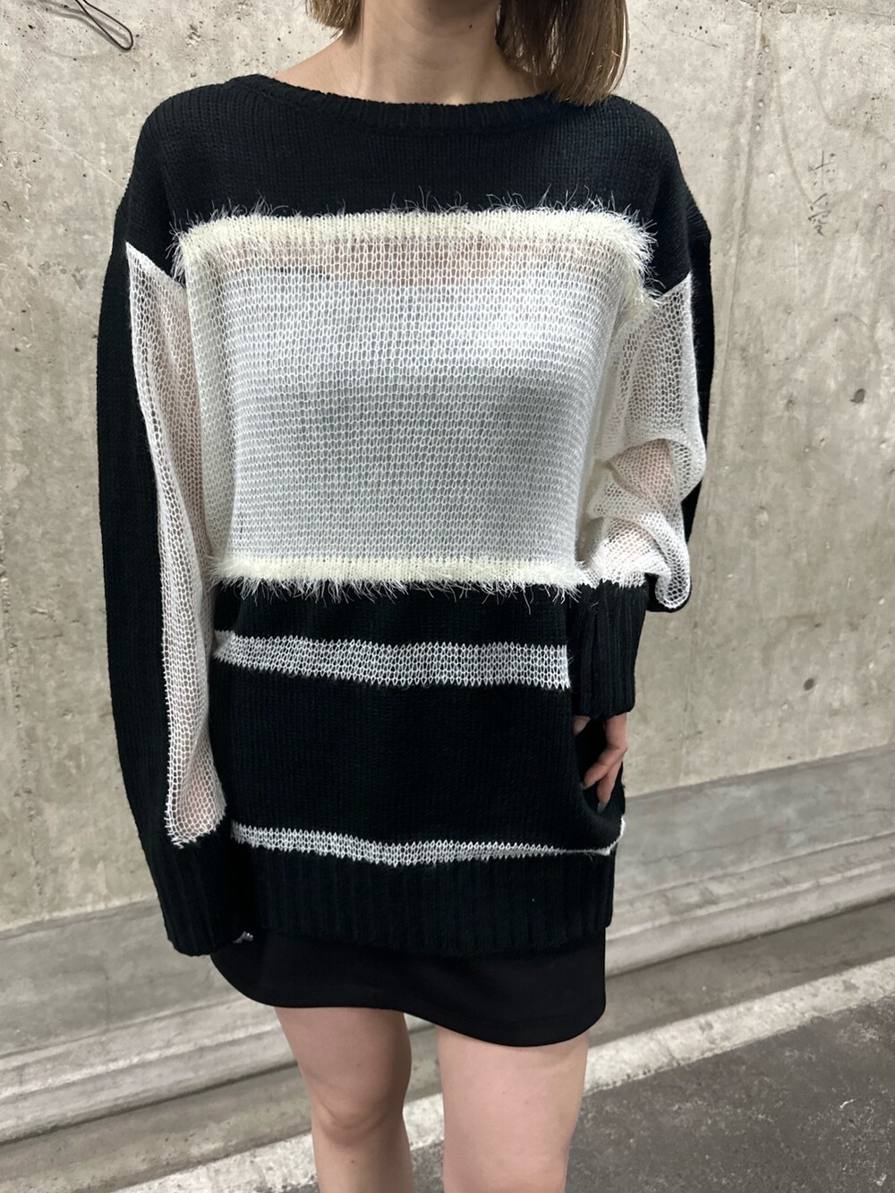 その他のニット/セーター、ブラック系のブーツを着用したレディースの秋コーディネートの2枚目の写真