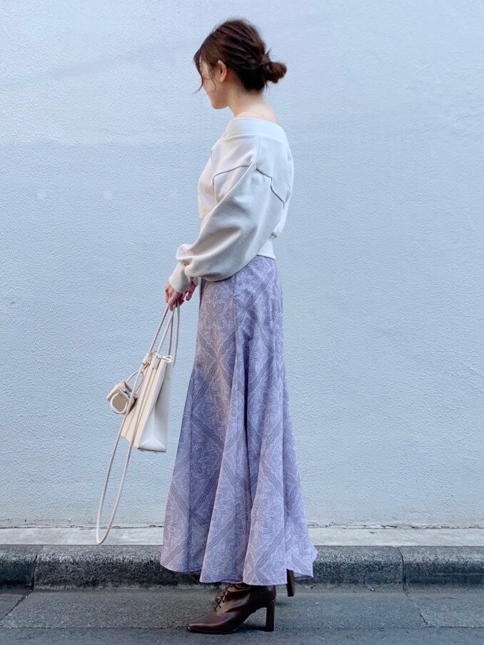 パープル系のスカート、ベージュ系のトートバッグ、ベージュ系のTシャツ/カットソーを着用したレディースの冬コーディネートの5枚目の写真