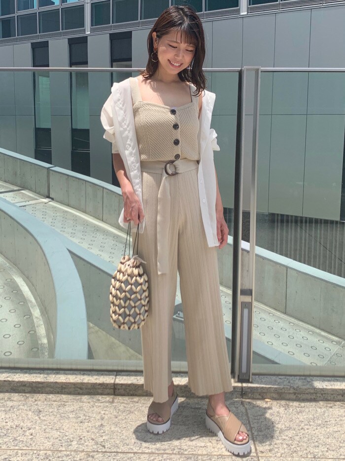 ブラック系のハンドバッグ、ホワイト系のシャツ/ブラウスを着用したレディースの夏コーディネートの2枚目の写真