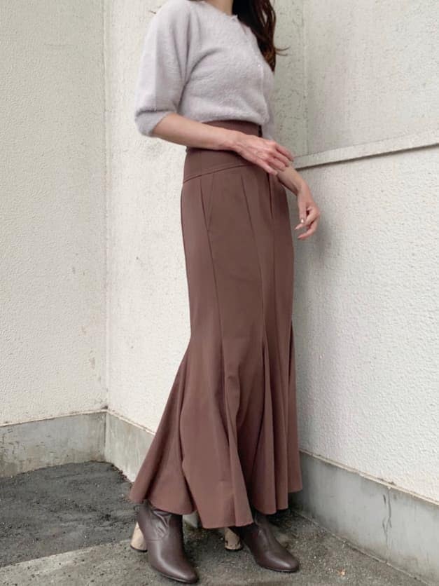 ブラウン系のその他シューズ、パープル系のカーディガン/ボレロ、ブラウン系のスカートを着用したレディースの秋コーディネートの2枚目の写真