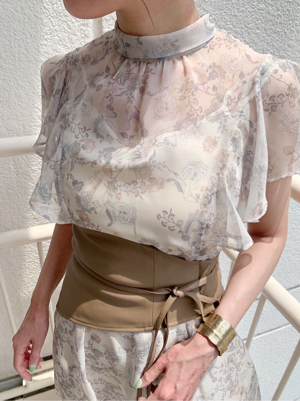 ベージュ系のワンピース、ホワイト系のその他シューズ、ゴールド系のピアス（両耳用）を着用したレディースの夏コーディネートの4枚目の写真