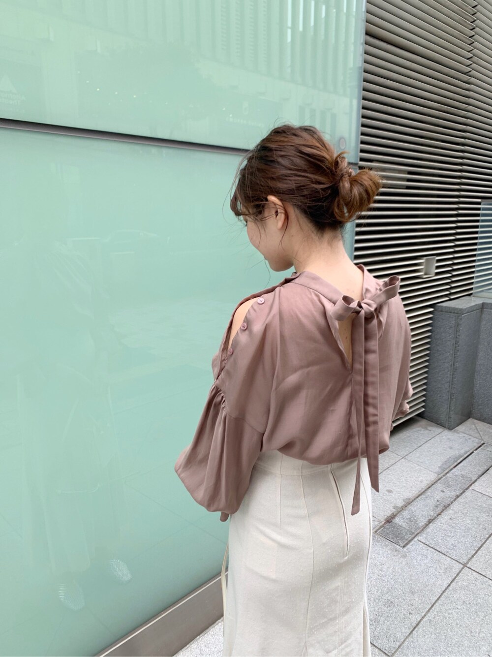 ホワイト系のスカート、シルバー系のサンダル、ホワイト系のハンドバッグを着用したレディースの冬コーディネートの6枚目の写真