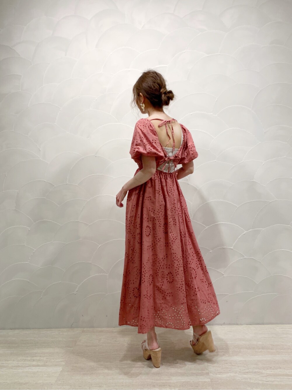 ピンク系のワンピース、その他のサンダル、シルバー系のピアス(両耳用)を着用したレディースの春コーディネートの3枚目の写真