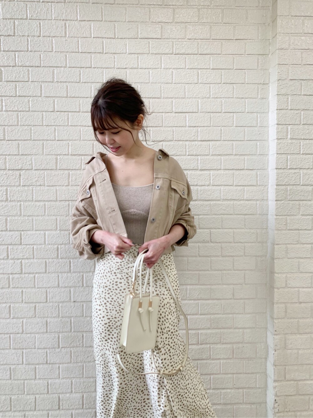 その他のスカート、イエロー系のサンダル、ホワイト系のハンドバッグを着用したレディースの春コーディネートの3枚目の写真